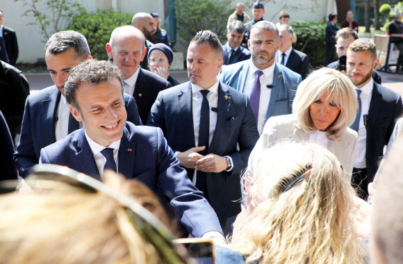 Le président Emmanuel Macron et la première dame Brigitte Macron sont allés voter au Touquet pour le 2ème tour des élections présidentielles 2022 le 24 avril.