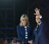 Le président Emmanuel Macron et sa femme Brigitte au Champ de Mars le soir de sa victoire à l'élection présidentielle le 24 avril 2022