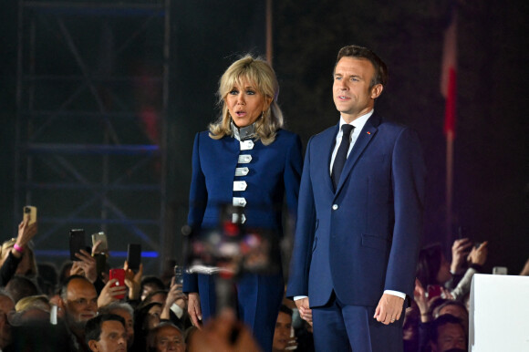 Le président Emmanuel Macron et sa femme Brigitte au Champ de Mars le soir de sa victoire à l'élection présidentielle le 24 avril 2022