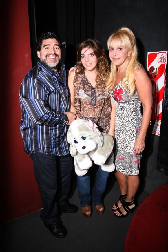 Diego Maradona et son ex-femme Claudia sont venus soutenir leur fille cadette Dalma, à l'occasion de ses débuts au théâtre dans Fuego entre Mujeres, à Buenos Aires, en Argentine, le 25 janvier 2010.