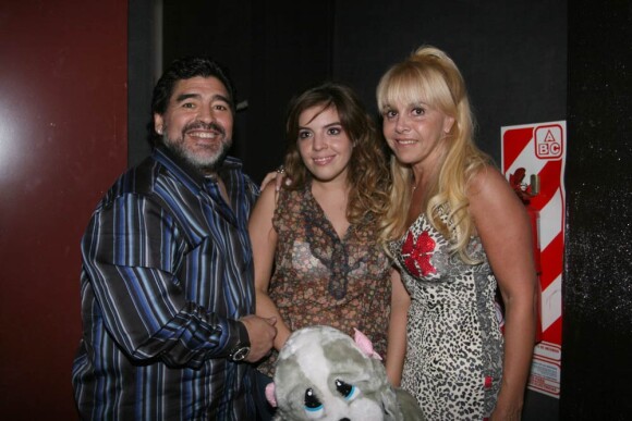 Diego Maradona et son ex-femme Claudia sont venus soutenir leur fille cadette Dalma, à l'occasion de ses débuts au théâtre dans Fuego entre Mujeres, à Buenos Aires, en Argentine, le 25 janvier 2010.