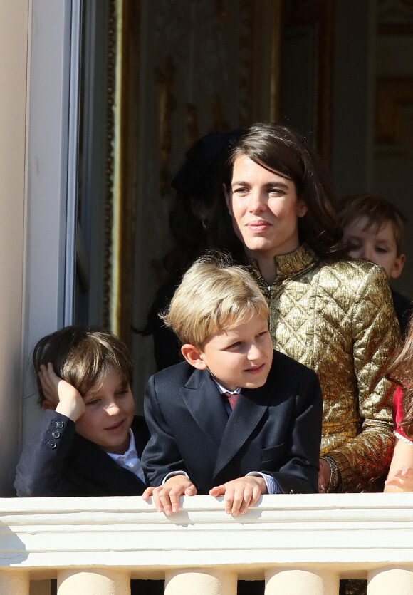 Charlotte Casiraghi, son fils Raphaël Elmaleh, Sacha Casiraghi - La famille princière de Monaco apparaît au balcon du palais lors de la fête nationale de Monaco, le 19 novembre 2021. © Bebert-Jacovides/Bestimage 