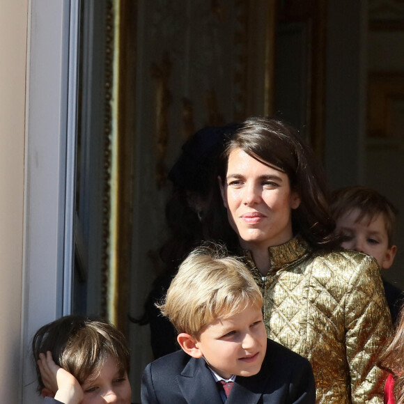 Charlotte Casiraghi, son fils Raphaël Elmaleh, Sacha Casiraghi - La famille princière de Monaco apparaît au balcon du palais lors de la fête nationale de Monaco, le 19 novembre 2021. © Bebert-Jacovides/Bestimage 