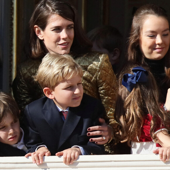 Charlotte Casiraghi, son fils Raphaël Elmaleh, Sacha Casiraghi, India Casiraghi et la princesse Alexandra de Hanovre - La famille princière de Monaco apparaît au balcon du palais lors de la fête nationale de Monaco, le 19 novembre 2021. © Bebert-Jacovides/Bestimage 