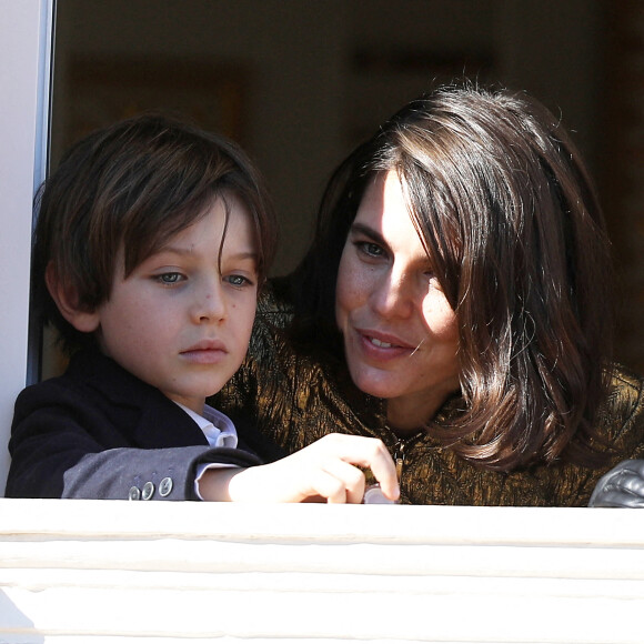 Charlotte Casiraghi et son fils Raphaël Elmaleh - La famille princière de Monaco apparaît au balcon du palais lors de la fête nationale de Monaco, le 19 novembre 2021. © Bebert-Jacovides/Bestimage 