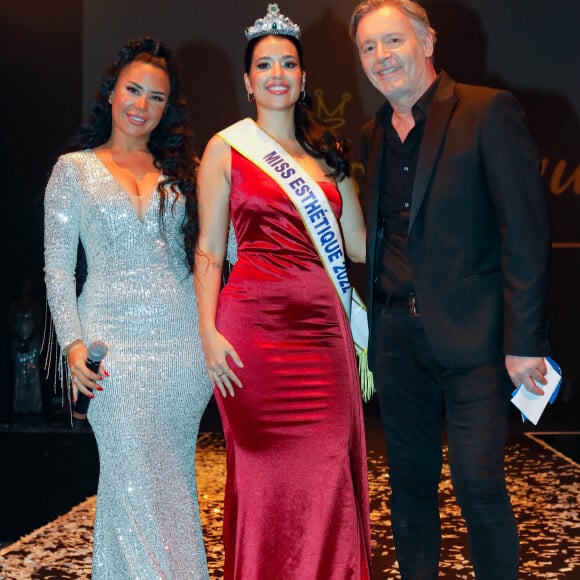 Milla Jasmine, Anaïs Bressy (Miss Esthétique 2022), Jean-Michel Maire - Première édition du concours "Miss Esthétique" consacré à la diversité de la beauté féminine à la Cigale, à Paris, France , le 27 février 2022. © Christophe Clovis / Bestimage