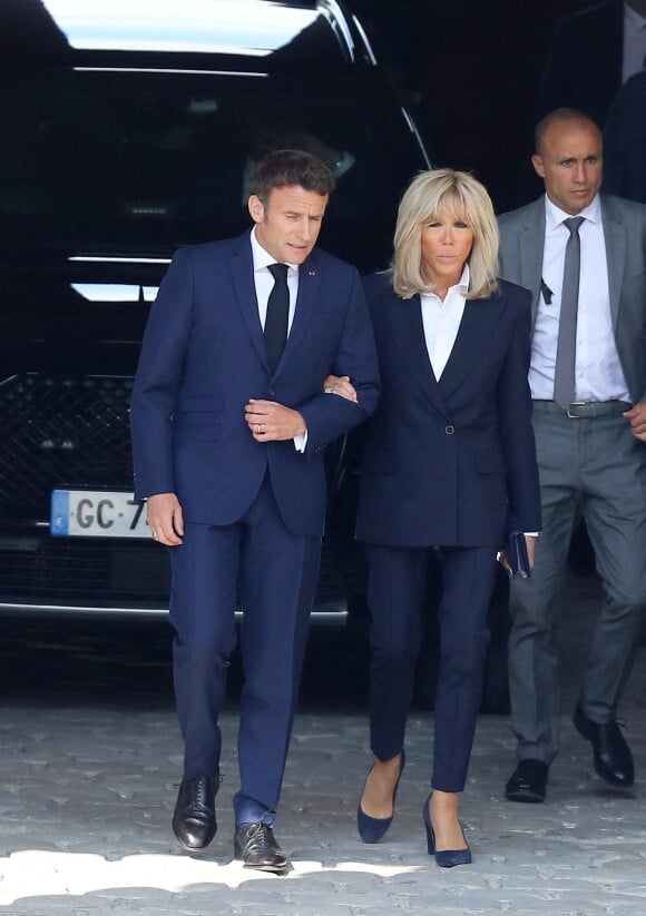 Le président de la république Emmanuel Macron, la première dame Brigitte Macron - Cérémonie d'hommage national à l'Hôtel national des Invalides en hommage à Michel Bouquet décédé le 13 avril 2022. Paris le 27 avril 2022