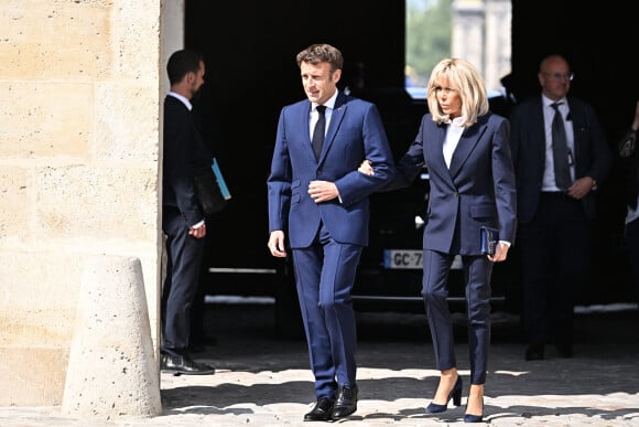 Le président de la République française, Emmanuel Macron et Brigitte Macron - Cérémonie d'hommage national à l'Hôtel national des Invalides en hommage à Michel Bouquet décédé le 13 avril 2022. Paris le 27 avril 2022.