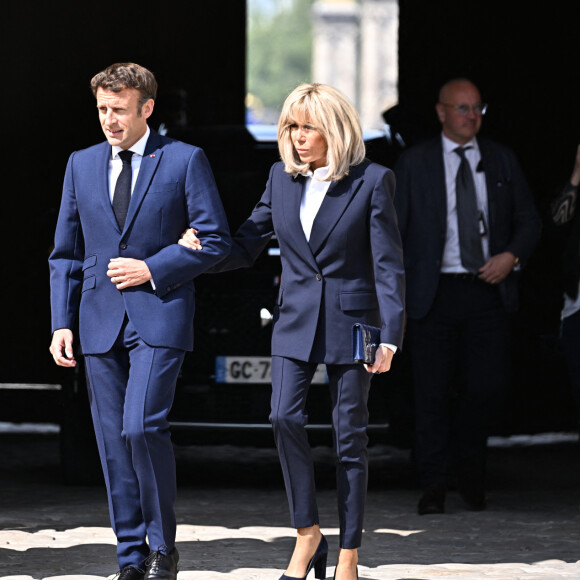 Le président de la République française, Emmanuel Macron et Brigitte Macron - Cérémonie d'hommage national à l'Hôtel national des Invalides en hommage à Michel Bouquet décédé le 13 avril 2022. Paris le 27 avril 2022.