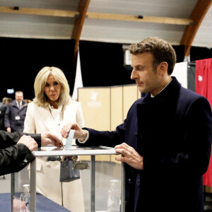 Le président Emmanuel Macron et sa femme Brigitte votent pour le premier tour de l'élection présidentielle au Touquet le 10 avril 2022