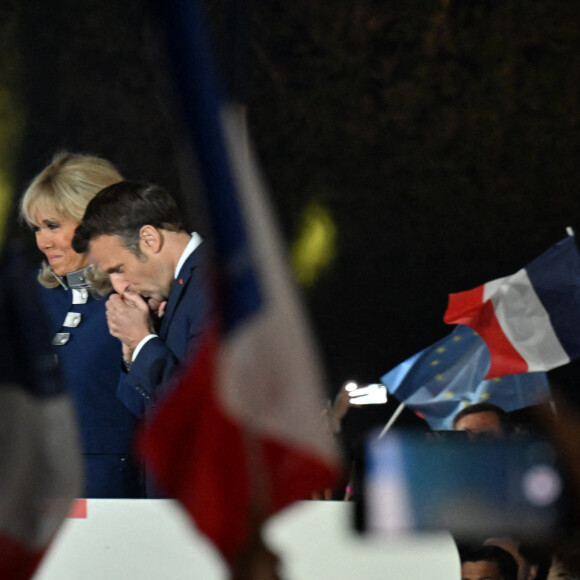 Le président français Emmanuel Macron et sa femme Brigitte Macron célèbrent la victoire du second tour de l'élection présidentielle française au Champ de Mars devant la Tour Eiffel, à Paris, France, 24 avril 2022