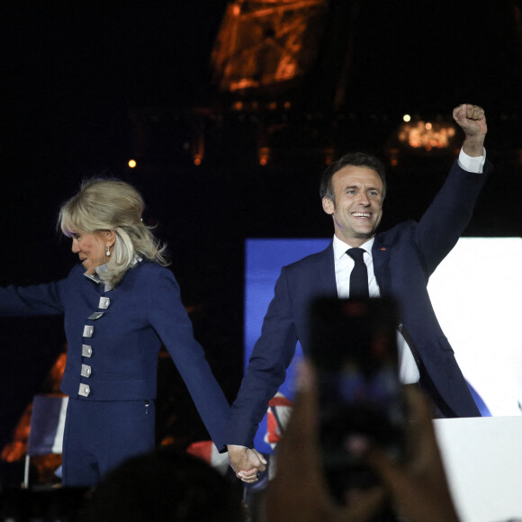 Le président français Emmanuel Macron et sa femme Brigitte Macron célèbrent la victoire du second tour de l'élection présidentielle française au Champ de Mars devant la Tour Eiffel, à Paris, France, 24 avril 2022