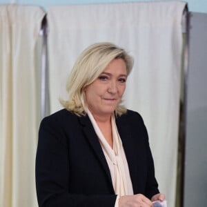 Marine Le Pen vote pour le 2 ème tour des élections présidentielles 2022 à Hénin-Beaumont le 24 avril 2022