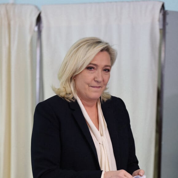 Marine Le Pen vote pour le 2 ème tour des élections présidentielles 2022 à Hénin-Beaumont le 24 avril 2022