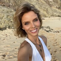 Sylvie Tellier canon à la plage : elle dévoile son corps de rêve en bikini lors d'un voyage de Miss