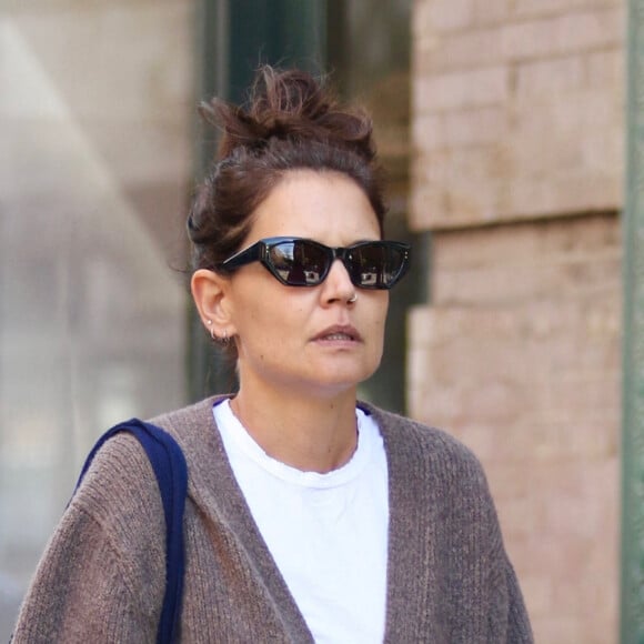 Exclusif - Katie Holmes fait une sortie shopping à Manhattan le 27 avril 2022.