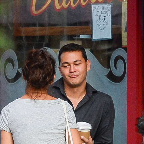 Katie Holmes embrasse tendrement son nouveau compagnon Emilio Vitolo Jr à New York le 8 septembre 2020.