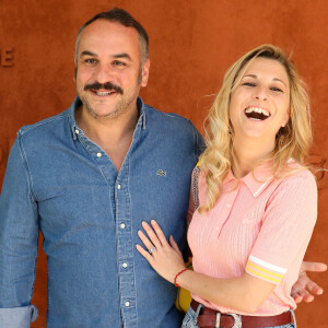 François-Xavier Demaison et sa femme Anaïs Tihay au village lors des internationaux de France Roland Garros à Paris. © Dominique Jacovides / Bestimage