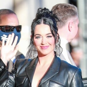 Katy Perry se rend sur le plateau de l'émission "Jimmy Kimmel Live!" à Hollywood, le 24 février 2022.