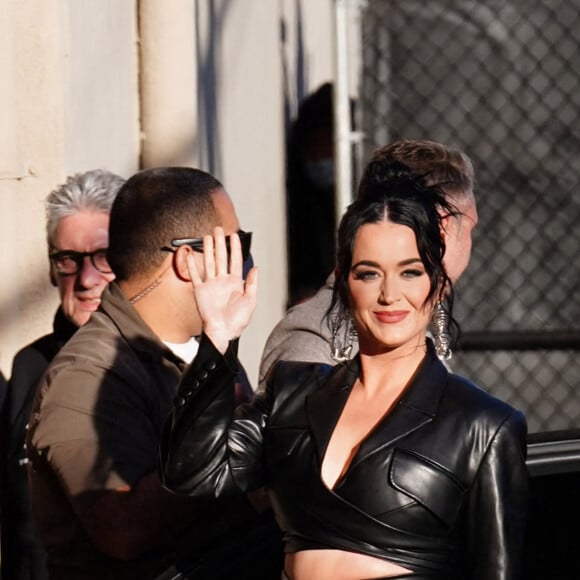 Katy Perry se rend sur le plateau de l'émission "Jimmy Kimmel Live!" à Hollywood, le 24 février 2022.