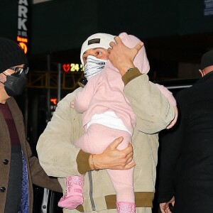 Orlando Bloom, sa compagne Katy Perry et leur fille Daisy se rendent dans le magasin de jouets "Fao Schwarz" à New York, le 28 janvier 2022.