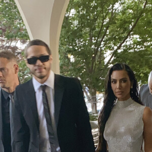 Pete Davidson et sa compagne Kim Kardashian arrivent au dîner annuel des "Associations de Correspondants de la Maison Blanche" à l'hôtel Hilton à Washington DC, le 30 avril 2022. 