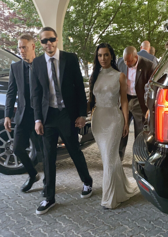 Pete Davidson et sa compagne Kim Kardashian arrivent au dîner annuel des "Associations de Correspondants de la Maison Blanche" à l'hôtel Hilton à Washington DC, le 30 avril 2022. 