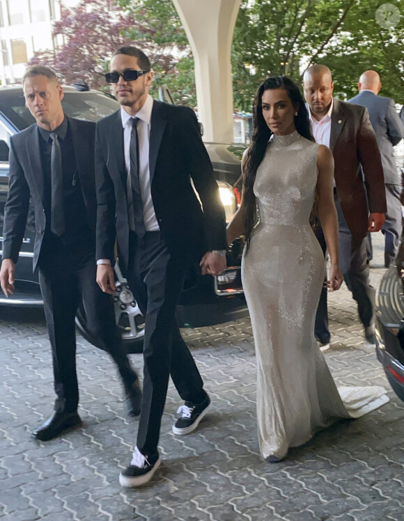 Pete Davidson et sa compagne Kim Kardashian arrivent au dîner annuel des "Associations de Correspondants de la Maison Blanche" à l'hôtel Hilton à Washington DC, le 30 avril 2022. 