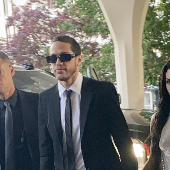 Pete Davidson et sa compagne Kim Kardashian arrivent au dîner annuel des "Associations de Correspondants de la Maison Blanche" à l'hôtel Hilton à Washington DC, le 30 avril 2022. 