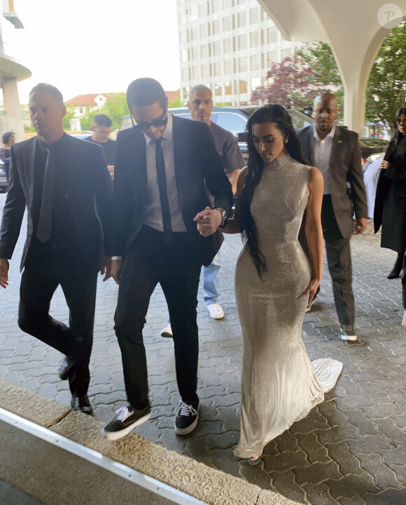 Pete Davidson et sa compagne Kim Kardashian arrivent au dîner annuel des "Associations de Correspondants de la Maison Blanche" à l'hôtel Hilton à Washington DC, le 30 avril 2022. 