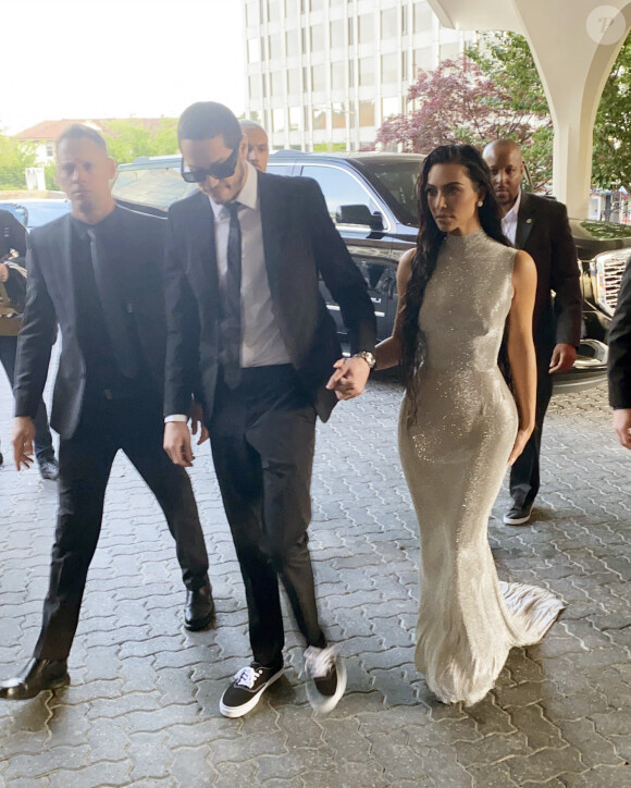 Pete Davidson et sa compagne Kim Kardashian arrivent au dîner annuel des "Associations de Correspondants de la Maison Blanche" à l'hôtel Hilton à Washington DC, le 30 avril 2022. 