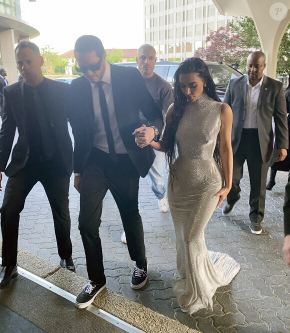 Pete Davidson et sa compagne Kim Kardashian arrivent au dîner annuel des "Associations de Correspondants de la Maison Blanche" à l'hôtel Hilton à Washington DC, le 30 avril 2022. 