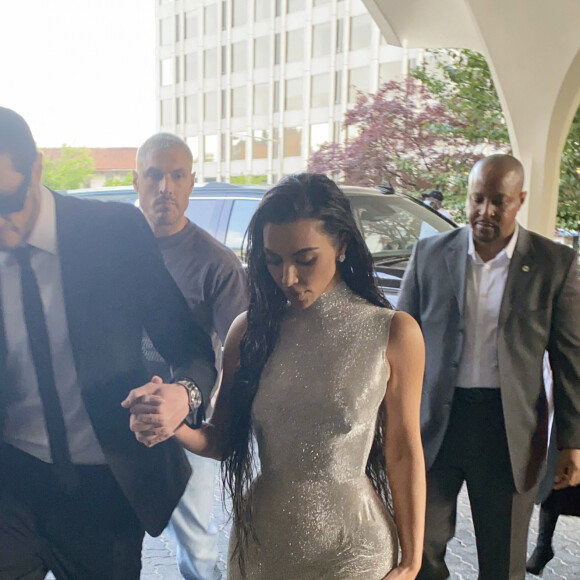 Pete Davidson et sa compagne Kim Kardashian arrivent au dîner annuel des "Associations de Correspondants de la Maison Blanche" à l'hôtel Hilton à Washington DC, le 30 avril 2022. 