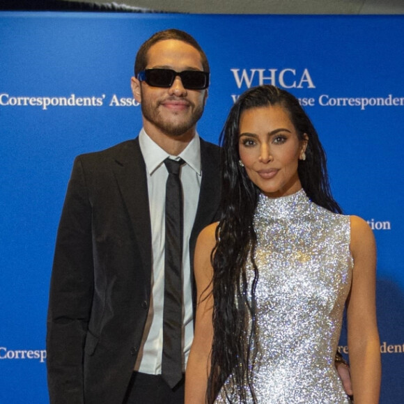 Kim Kardashian et son compagnon Pete Davidson au photocall du dîner annuel des "Associations de Correspondants de la Maison Blanche" à l'hôtel Hilton à Washington DC
