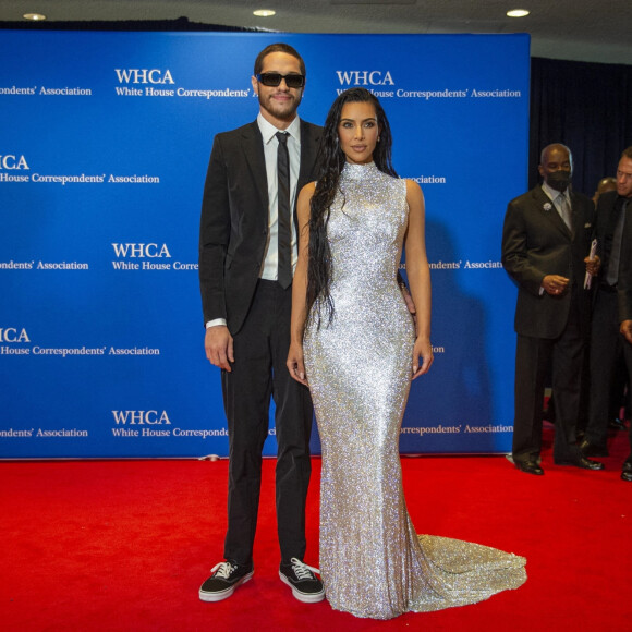 Kim Kardashian et son compagnon Pete Davidson au photocall du dîner annuel des "Associations de Correspondants de la Maison Blanche" à l'hôtel Hilton à Washington DC, le 30 avril 2022. 