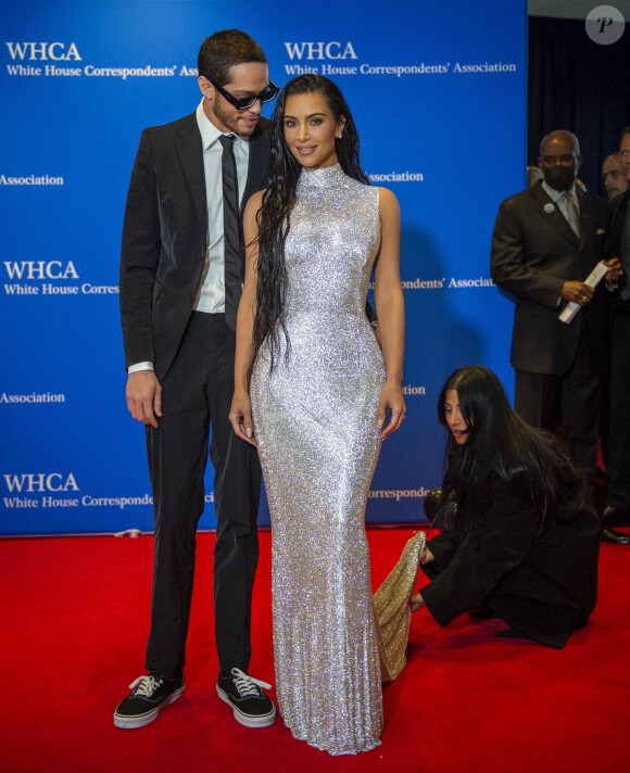 Kim Kardashian et son compagnon Pete Davidson au photocall du dîner annuel des "Associations de Correspondants de la Maison Blanche" à l'hôtel Hilton à Washington DC, le 30 avril 2022. 