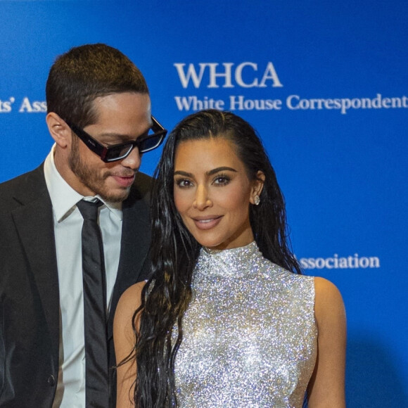 Kim Kardashian et son compagnon Pete Davidson au photocall du dîner annuel des "Associations de Correspondants de la Maison Blanche" à l'hôtel Hilton à Washington DC, le 30 avril 2022. 