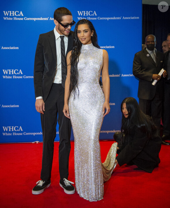 Kim Kardashian et son compagnon Pete Davidson au photocall du dîner annuel des "Associations de Correspondants de la Maison Blanche" à l'hôtel Hilton à Washington DC, le 30 avril 2022. 