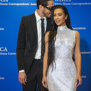 Kim Kardashian et son compagnon Pete Davidson au photocall du dîner annuel des "Associations de Correspondants de la Maison Blanche" à l'hôtel Hilton à Washington DC, le 30 avril 2022. 