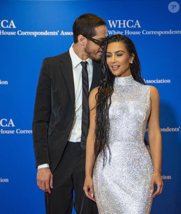 Kim Kardashian et son compagnon Pete Davidson au photocall du dîner annuel des "Associations de Correspondants de la Maison Blanche" à l'hôtel Hilton à Washington DC, le 30 avril 2022. 