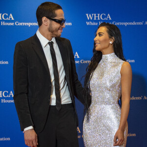 Kim Kardashian et son compagnon Pete Davidson au photocall du dîner annuel des "Associations de Correspondants de la Maison Blanche" à l'hôtel Hilton à Washington DC, le 30 avril 2022. 