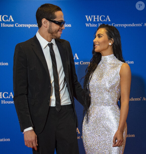 Kim Kardashian et son compagnon Pete Davidson au photocall du dîner annuel des "Associations de Correspondants de la Maison Blanche" à l'hôtel Hilton à Washington DC, le 30 avril 2022. 