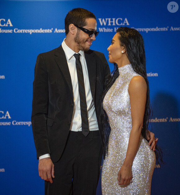 Kim Kardashian et son compagnon Pete Davidson au photocall du dîner annuel des "Associations de Correspondants de la Maison Blanche" à l'hôtel Hilton à Washington DC, le 30 avril 2022. 