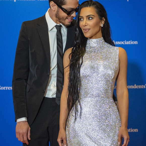 Kim Kardashian et son compagnon Pete Davidson au photocall du dîner annuel des "Associations de Correspondants de la Maison Blanche" à l'hôtel Hilton à Washington DC, le 30 avril 2022. 