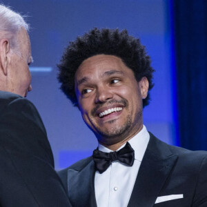 Joe Biden (président des Etats-Unis), et Trevor Noah sur scène lors du dîner annuel des "Associations de Correspondants de la Maison Blanche" à l'hôtel Hilton à Washington DC, le 30 avril 2022. 