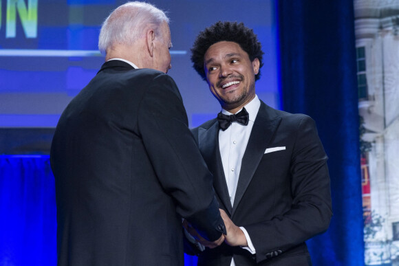 Joe Biden (président des Etats-Unis), et Trevor Noah sur scène lors du dîner annuel des "Associations de Correspondants de la Maison Blanche" à l'hôtel Hilton à Washington DC, le 30 avril 2022. 