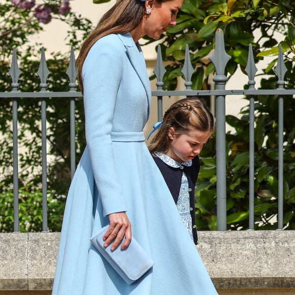 Catherine (Kate) Middleton, duchesse de Cambridge, La princesse Charlotte de Cambridge - La famille royale britannique quitte la chapelle Saint-Georges de Windsor après la messe de Pâques, le 17 avril 2022.