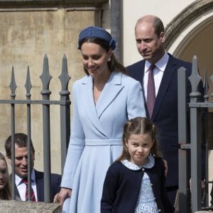 Le prince William, duc de Cambridge, et Catherine (Kate) Middleton, duchesse de Cambridge et la princesse Charlotte de Cambridge, arrivent à la chapelle Saint-Georges de Windsor pour assister à la messe de Pâques, le 17 avril 2022.