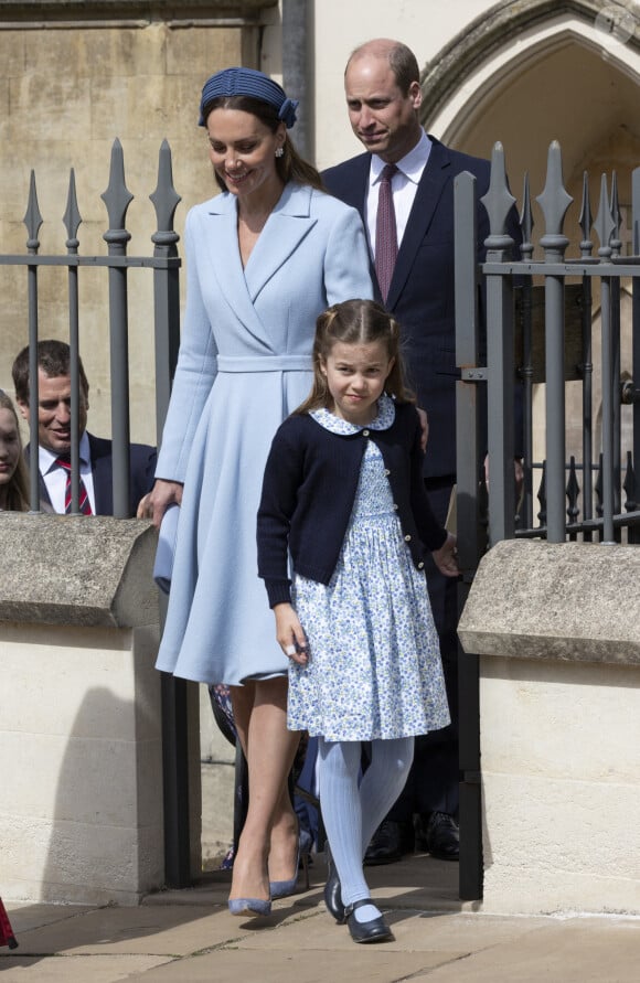 Le prince William, duc de Cambridge, et Catherine (Kate) Middleton, duchesse de Cambridge et la princesse Charlotte de Cambridge, arrivent à la chapelle Saint-Georges de Windsor pour assister à la messe de Pâques, le 17 avril 2022.