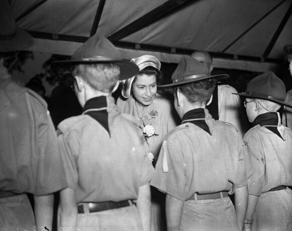 Archives - Rétrospective la reine Elisabeth II d'Angleterre - La princesse Elisabeth avec des boys scouts, en 1949 -